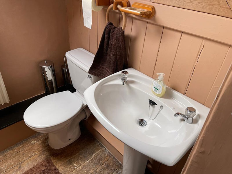 House bathroom, Holly Cottage Boggle Hole